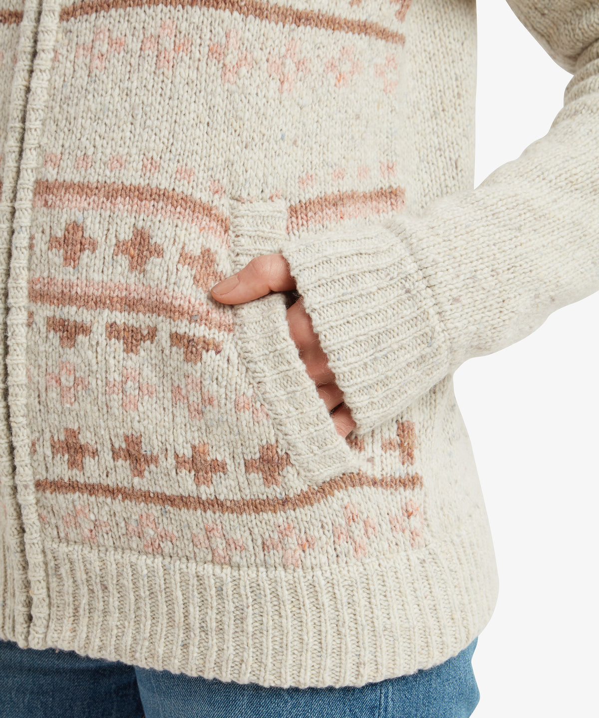 Dumji Full Zip Peetho Cardigan: kuscheliger cremefarbener Strick mit rosa-beigen geometrischen Mustern