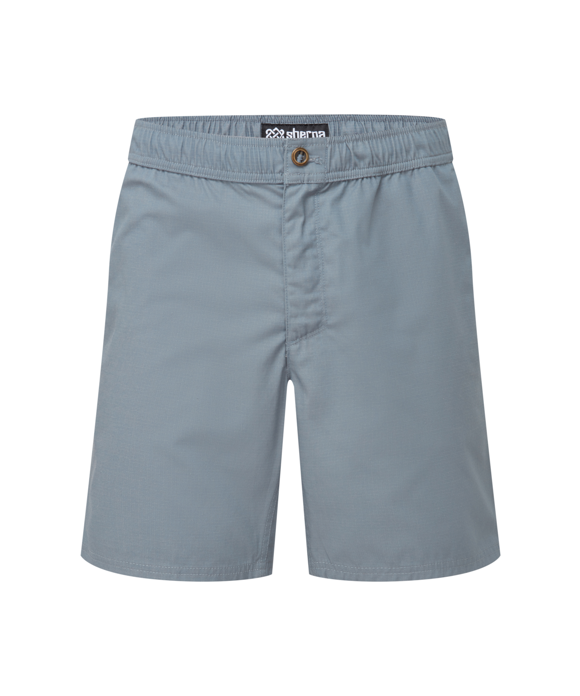 Graue Herrenshorts mit Sherpa Adventure Gear-Markenlabel am inneren Bund auf wei§em Hintergrund