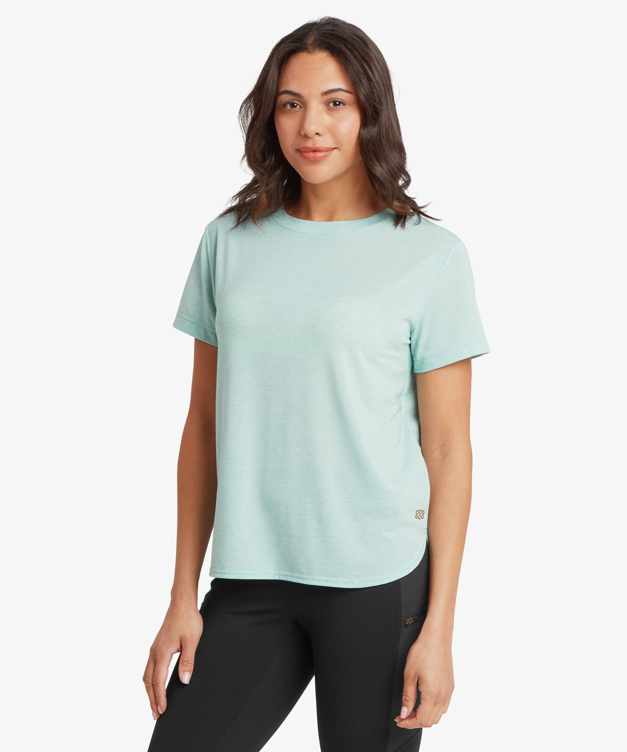 Frau mit hellblauem T-Shirt auf wei§em Hintergrund