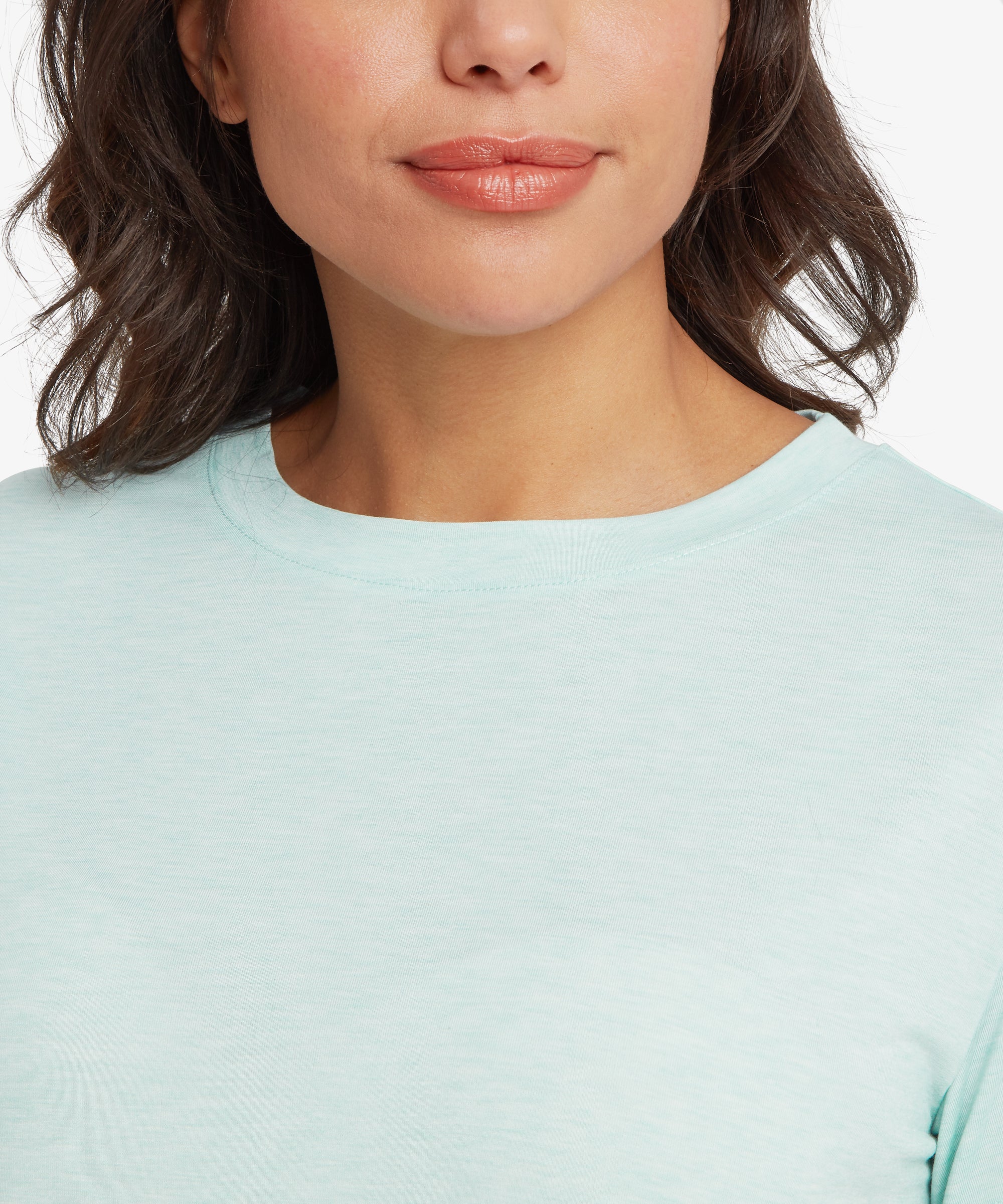 Nahaufnahme des hellaquafarbenen T-Shirts mit Rundhalsausschnitt, das die glatte Strickstruktur, den sauberen Halsausschnitt und das leichte, atmungsaktive Funktionsmaterial zeigt.