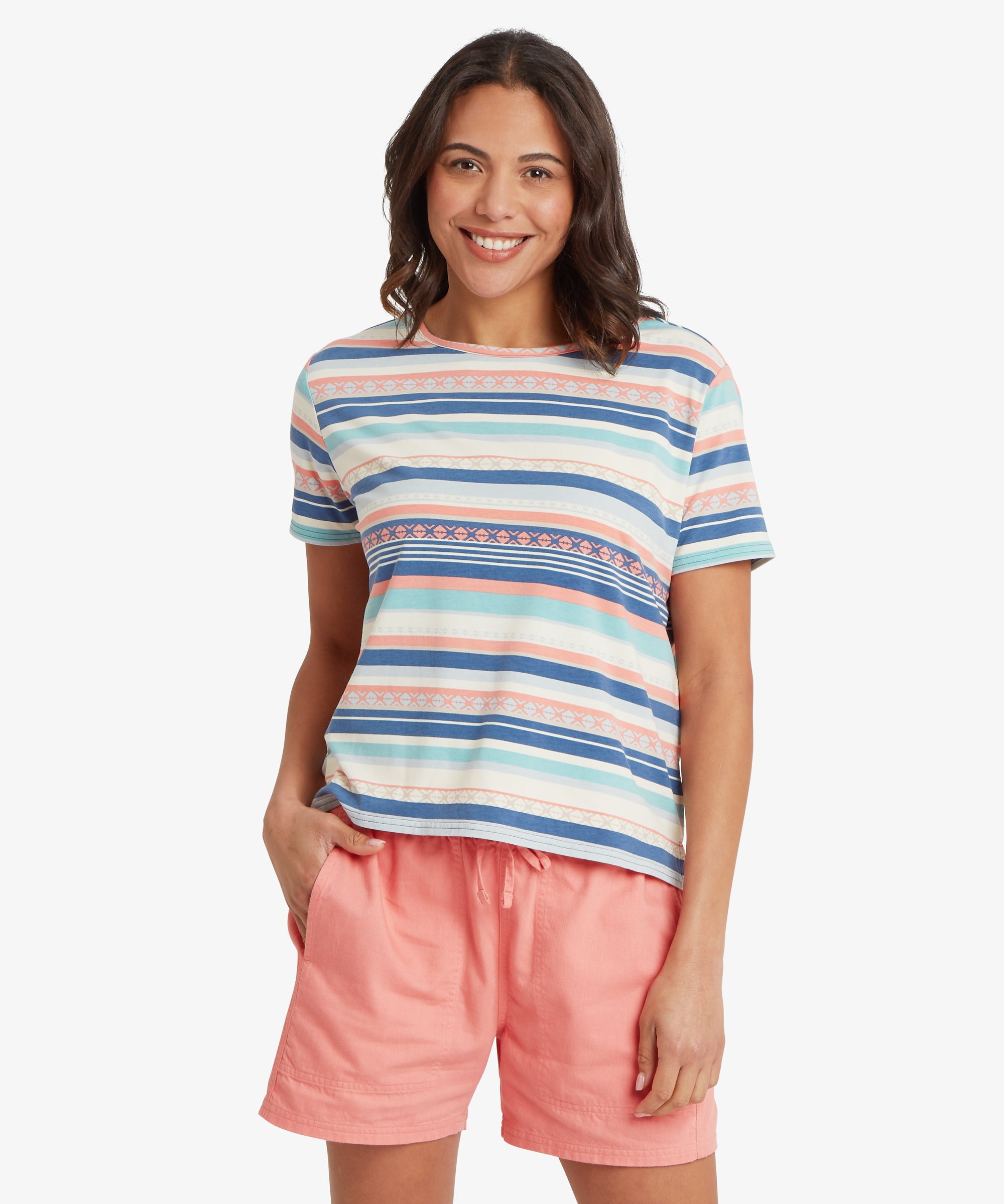 Vorderansicht eines locker sitzenden, mehrfarbig gestreiften T-Shirts mit weichem Fall, kombiniert mit korallenfarbenen Shorts mit Kordelzug. Eine Hand ruht in der Hosentasche und zeigt die lŠssige, bequeme Passform beider KleidungsstŸcke.