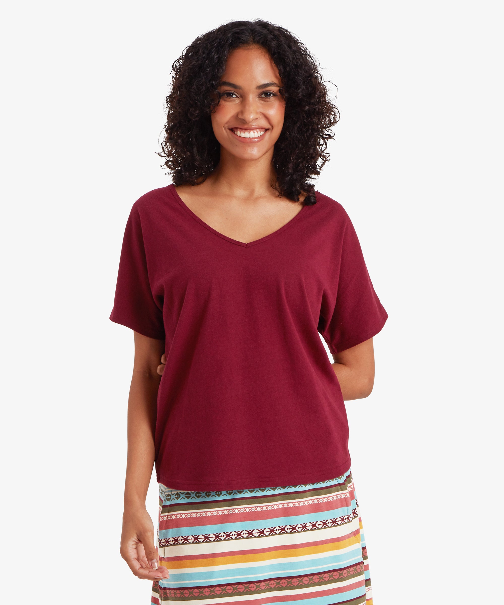 Jutnu V-Neck T-Shirt in wine: soft maroon V-neck top with loose short sleeves