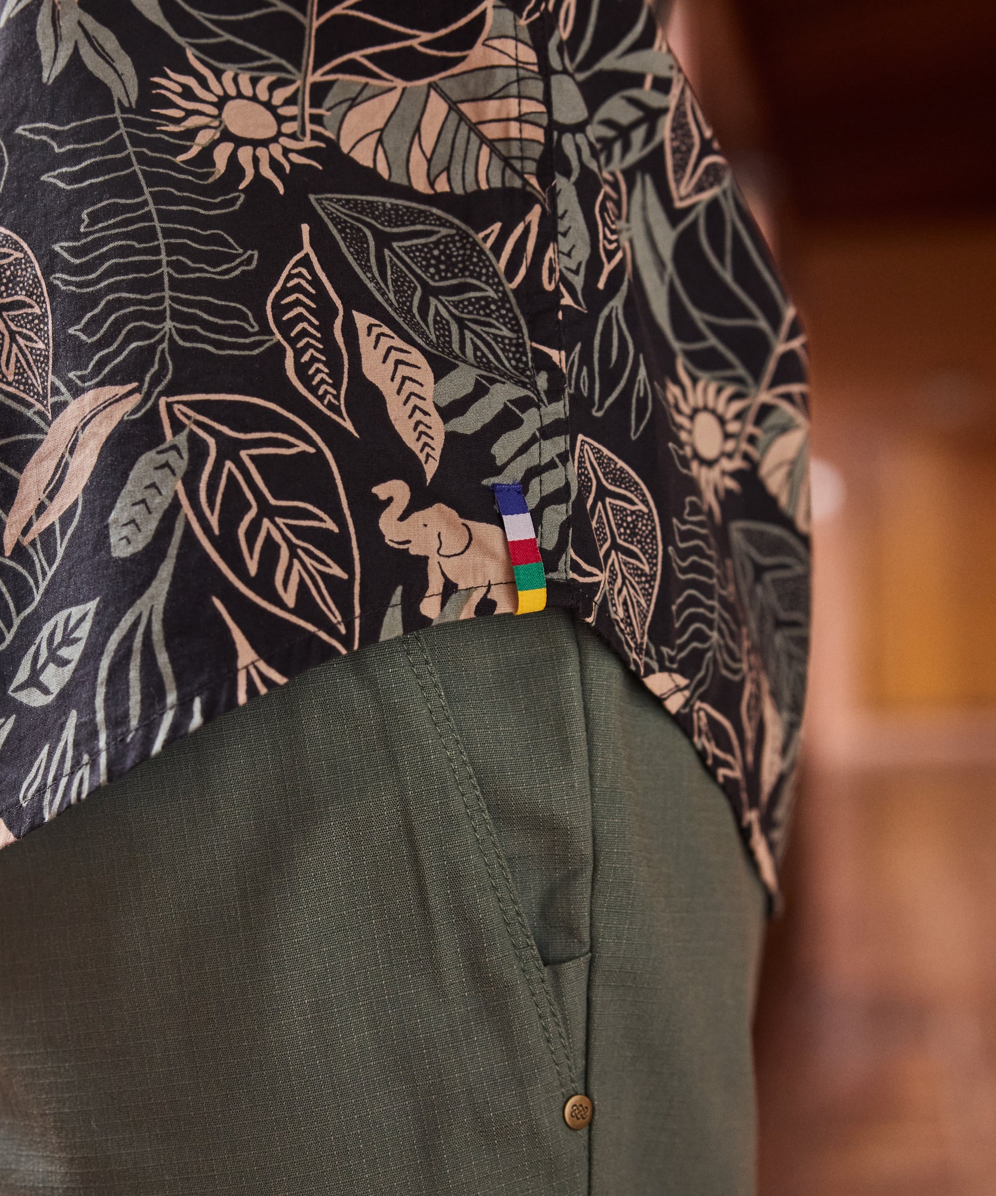 Balun Kurzarmhemd Ð Schwarzes tropisches Blatt-Elefantenmuster