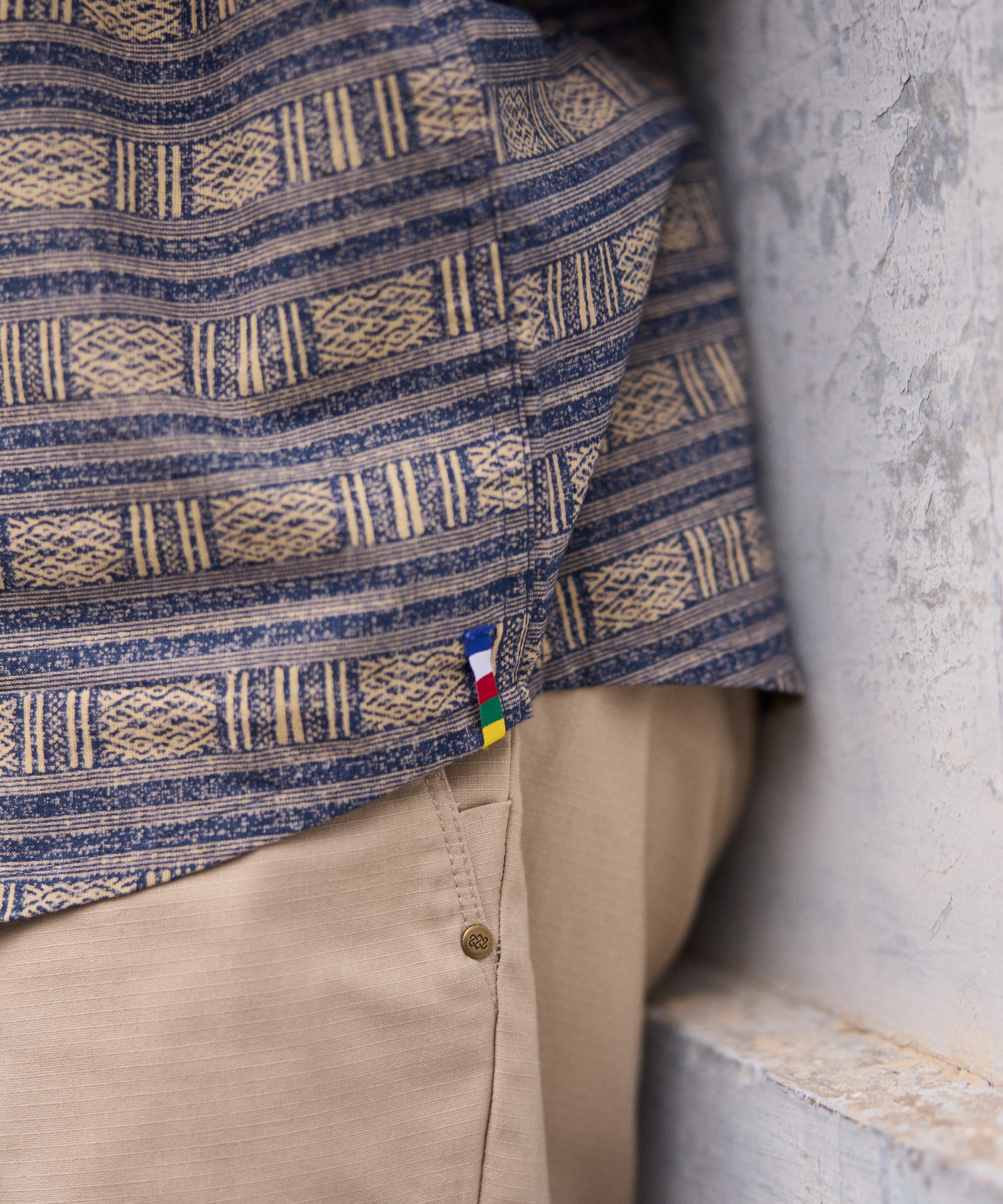 Khumbu Weave Short Sleeve Shirt in Rathee Blue geometric pattern
