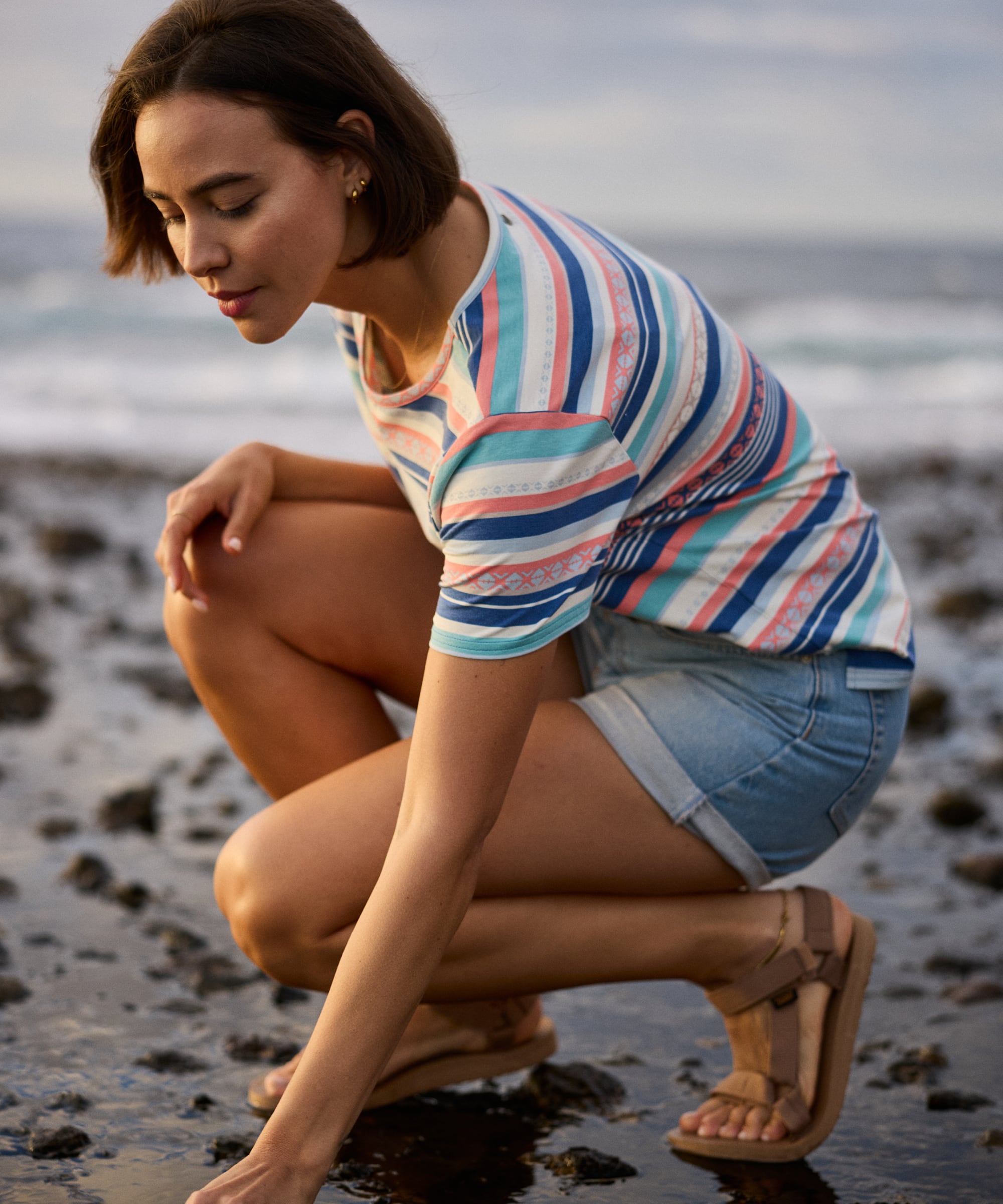 Neha Relaxed T-Shirt in Seaport Indreni mit pastellfarbenen marineblauen Streifen