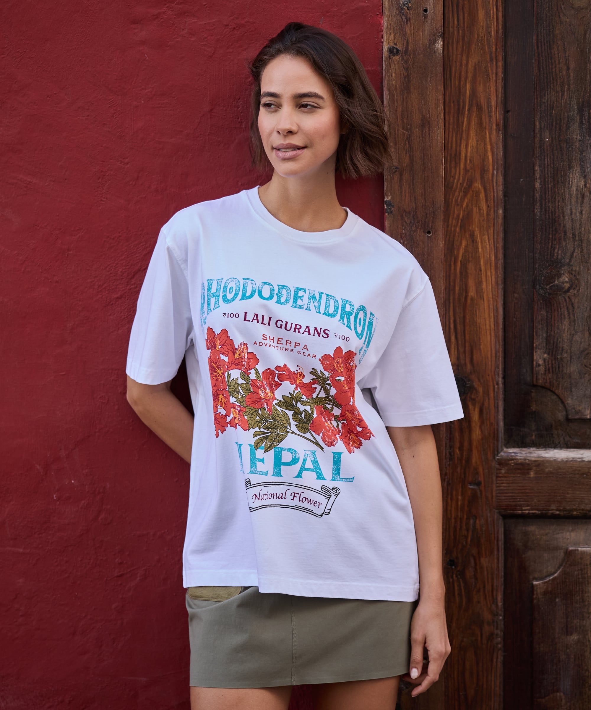 Tarcho Rhododendron T-Shirt Ð Katha White mit rotem Blumenmuster und tŸrkisfarbenem Text