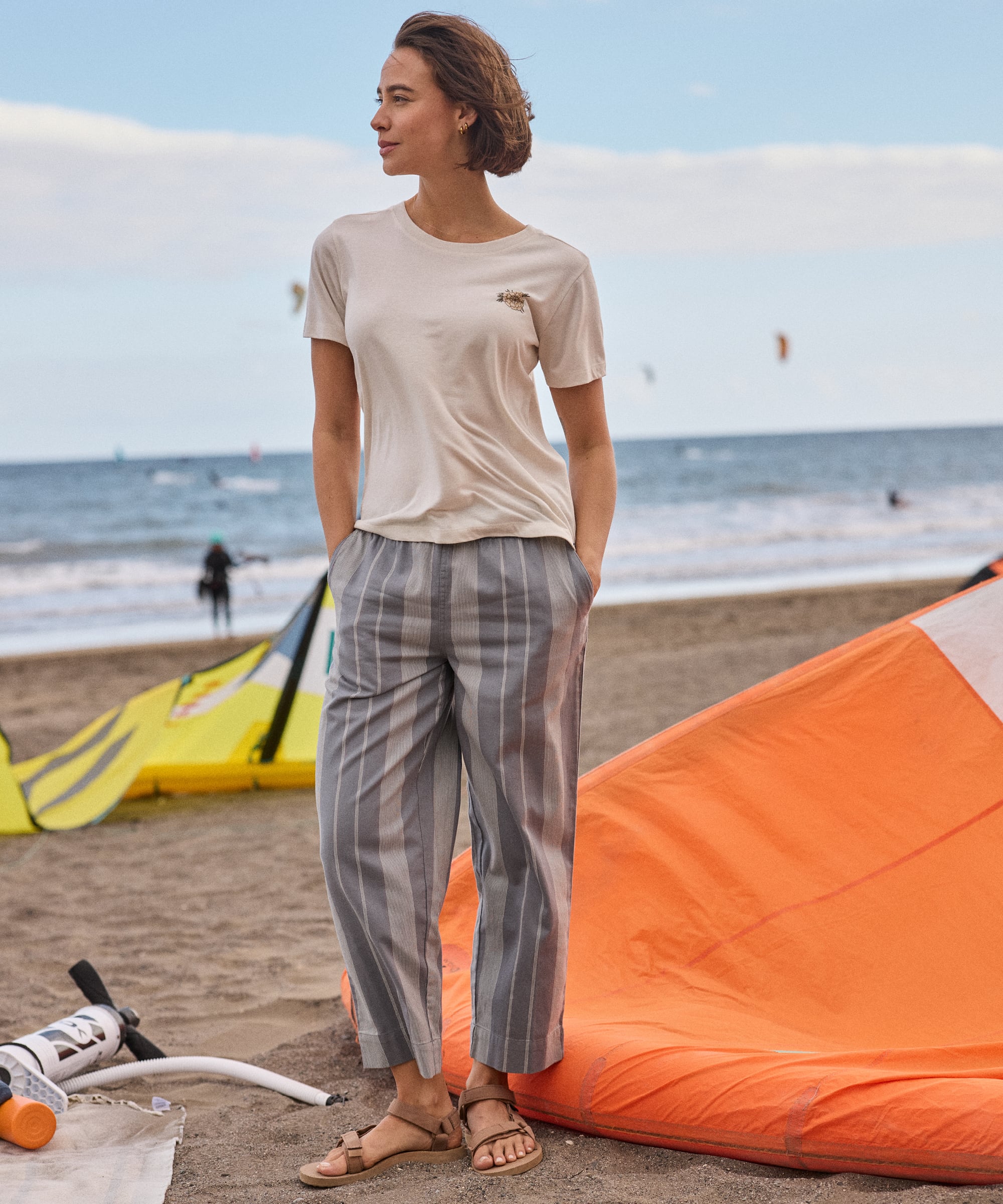 Beige short-sleeved t-shirt with Palmo embroidered logo on left chest