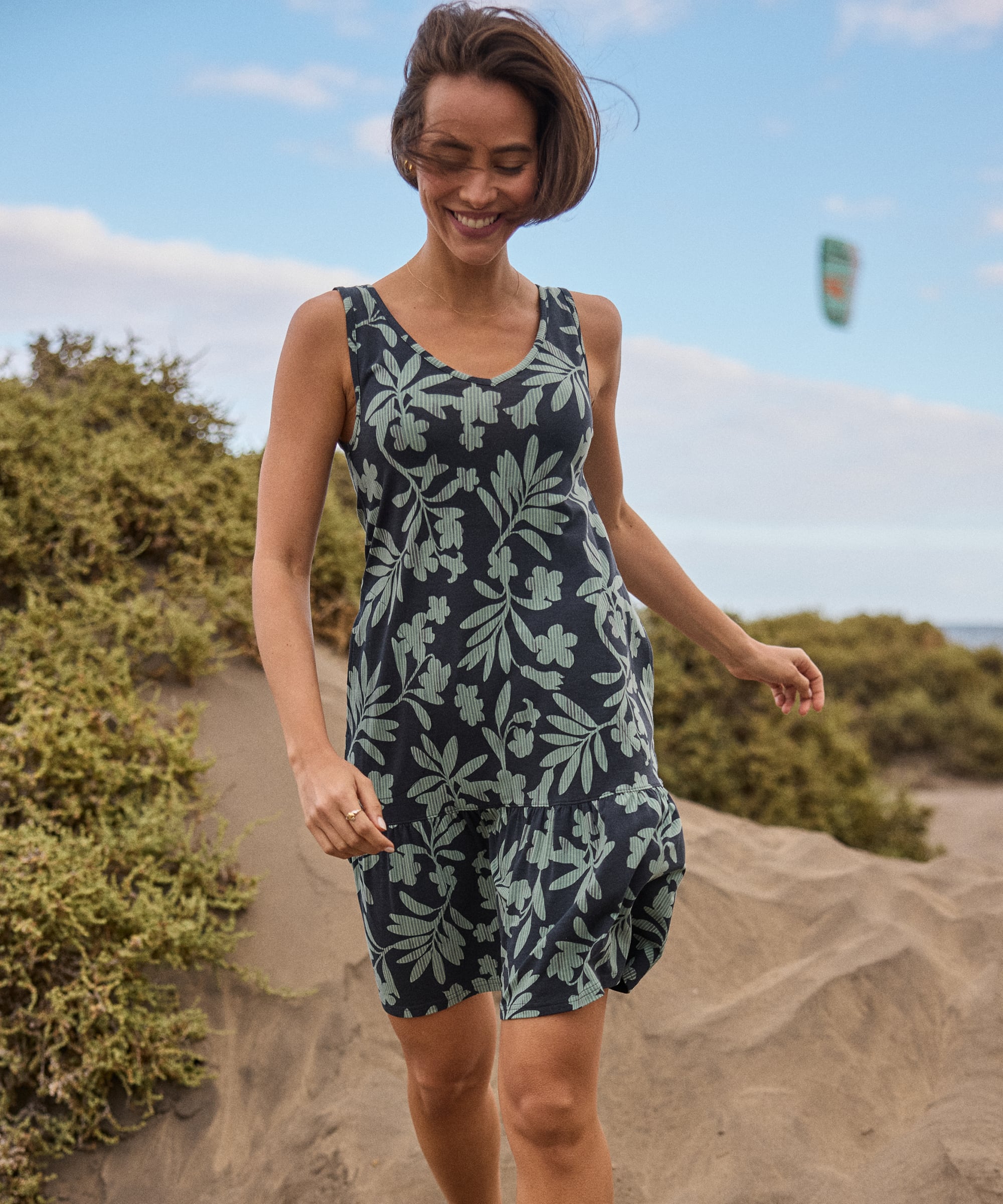 Neha RŸschenkleid Ð Black Gurans: marineblaues, Šrmelloses Kleid mit grŸnem Blattmuster