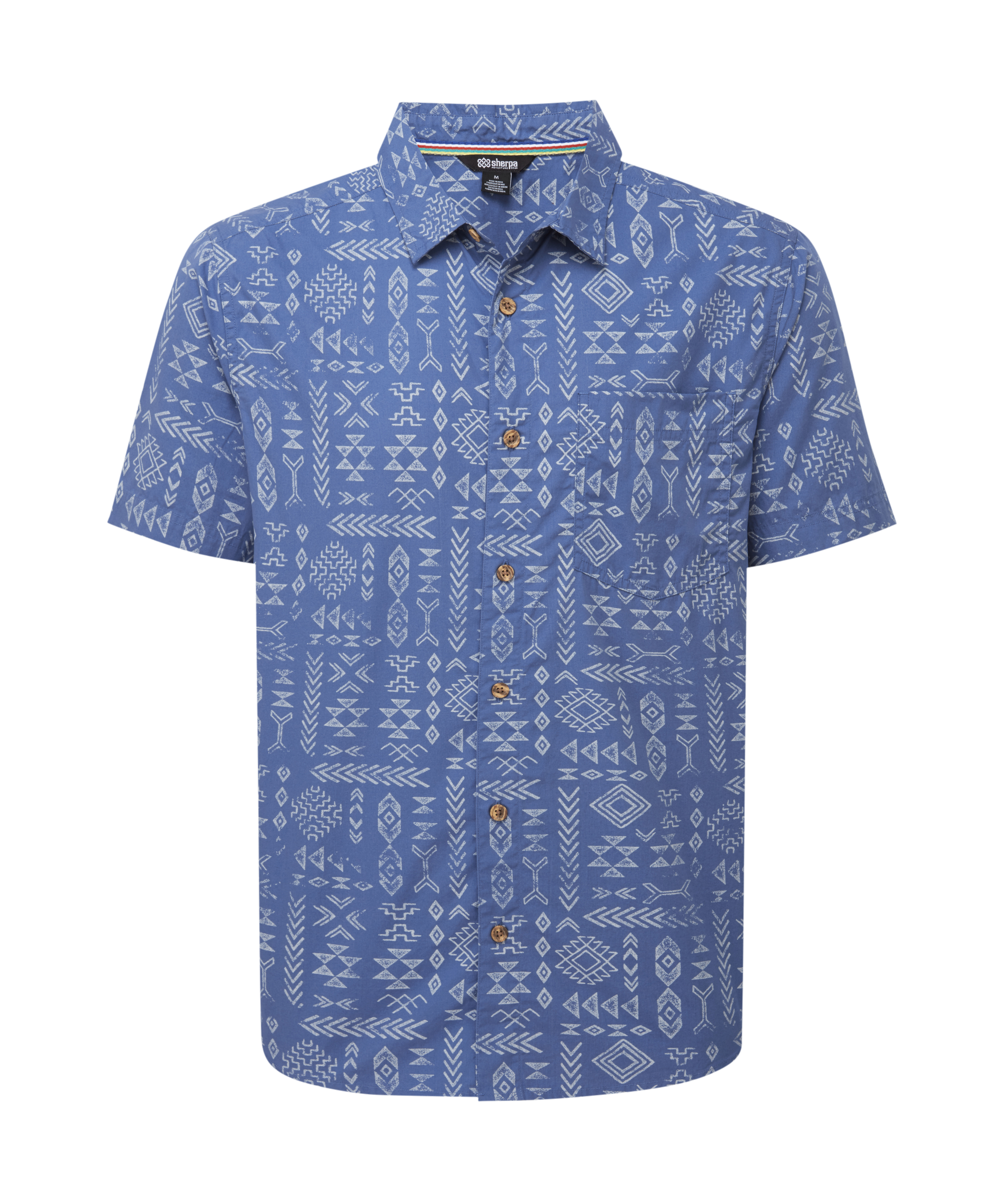 Blaues Herrenhemd mit geometrischem Muster und Knšpfen auf wei§em Hintergrund