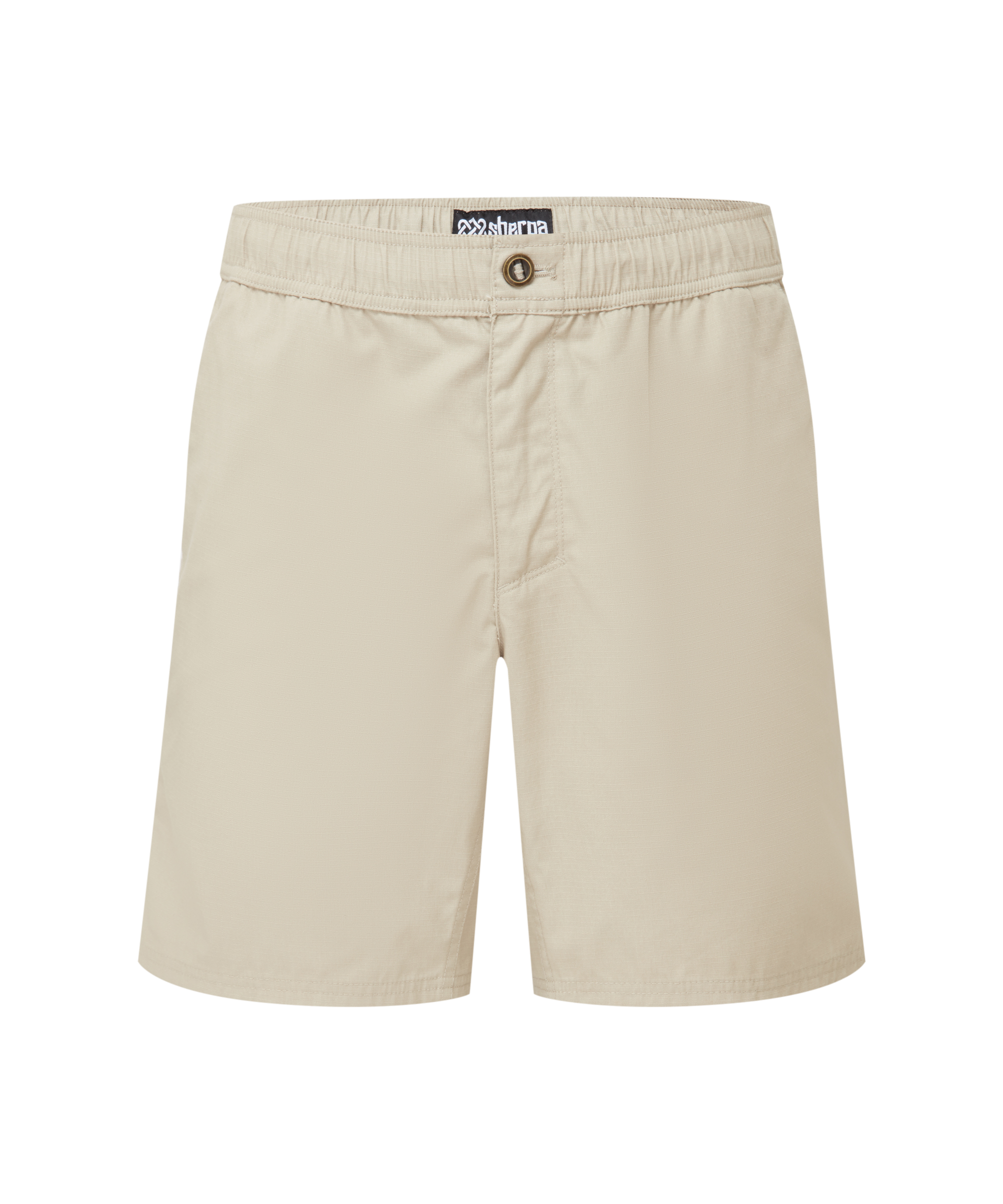 Beigefarbene Herrenshorts mit einem Sherpa Adventure Gear-Markenlabel auf wei§em Hintergrund