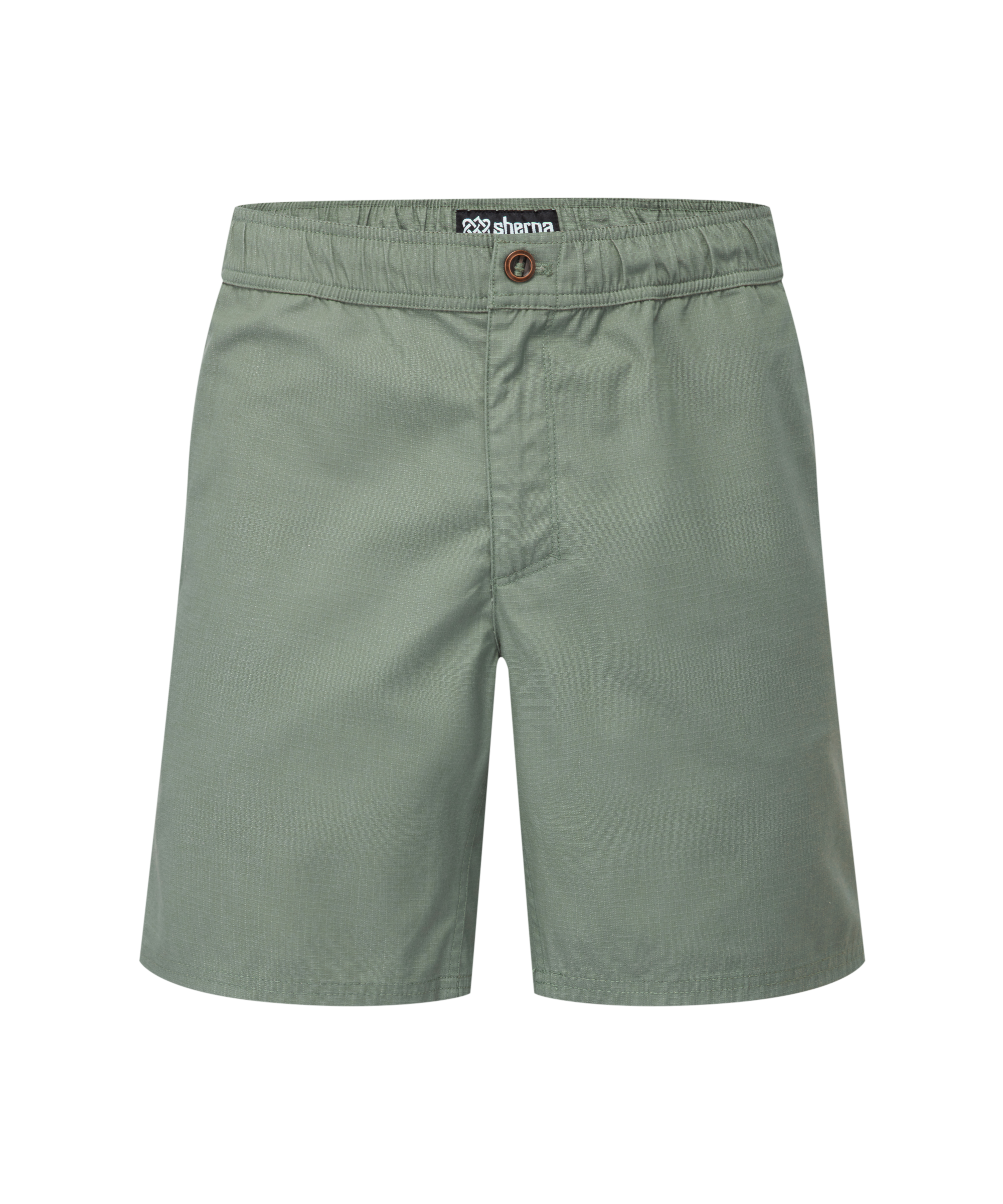 GrŸne Herrenshorts mit einem Sherpa Adventure Gear-Markenlabel am Bund auf wei§em Hintergrund