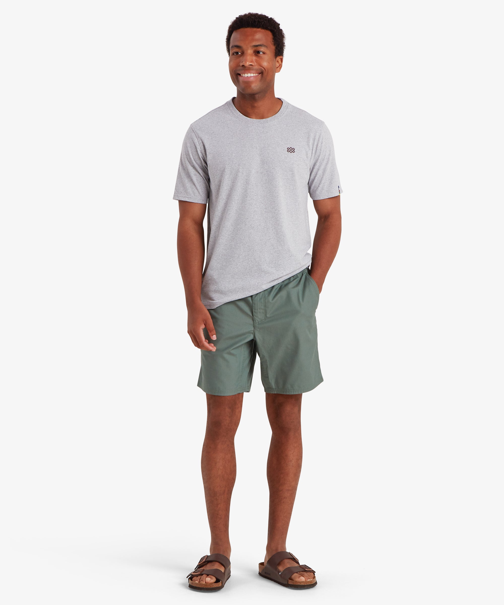 Mann in hellgrauem T-Shirt und olivgrŸnen Ghoral Dark Thyme Shorts