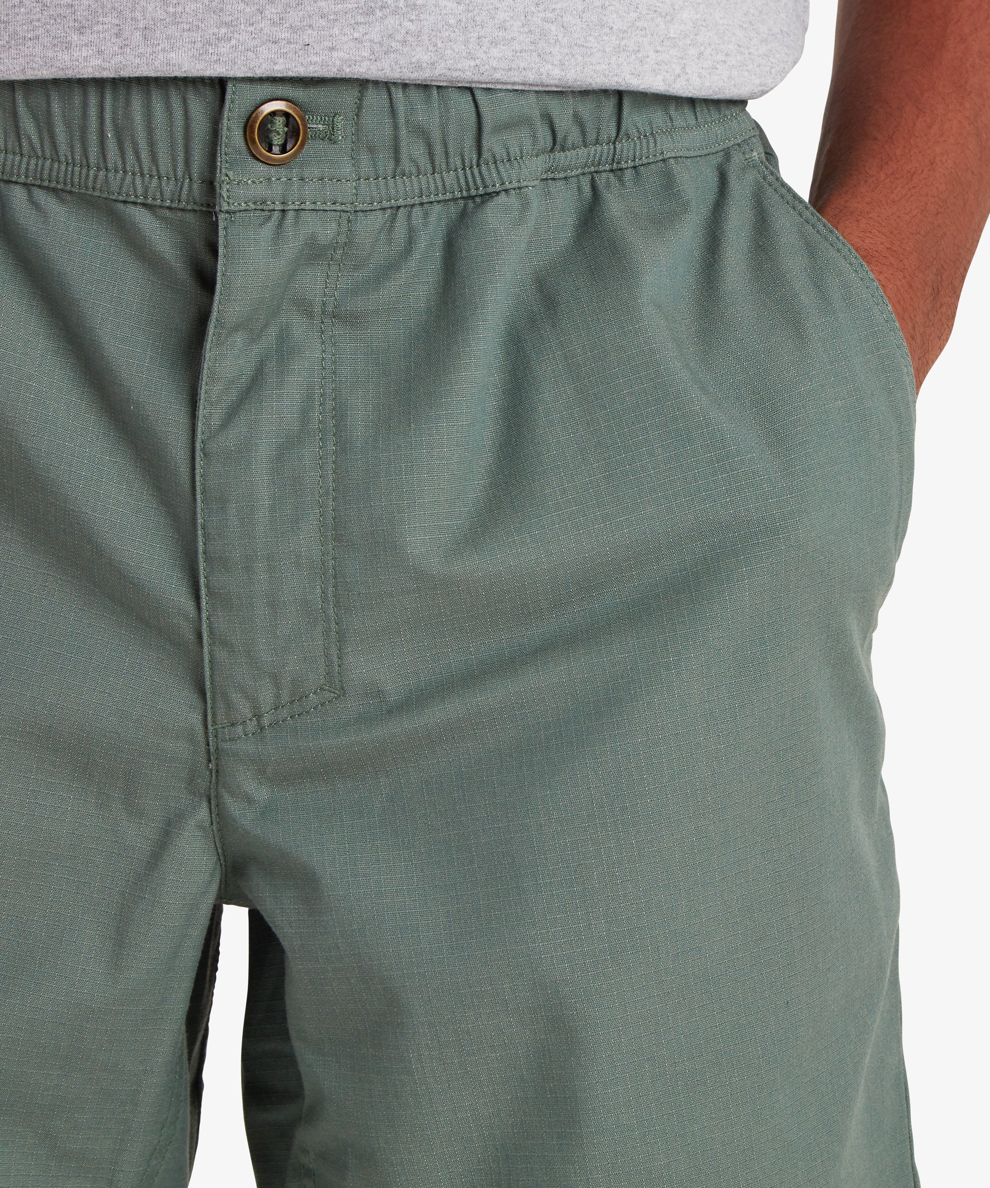 Ghoral Shorts Ð Dark Thyme: OlivgrŸne Chinos aus Baumwolle mit goldenem Knopf