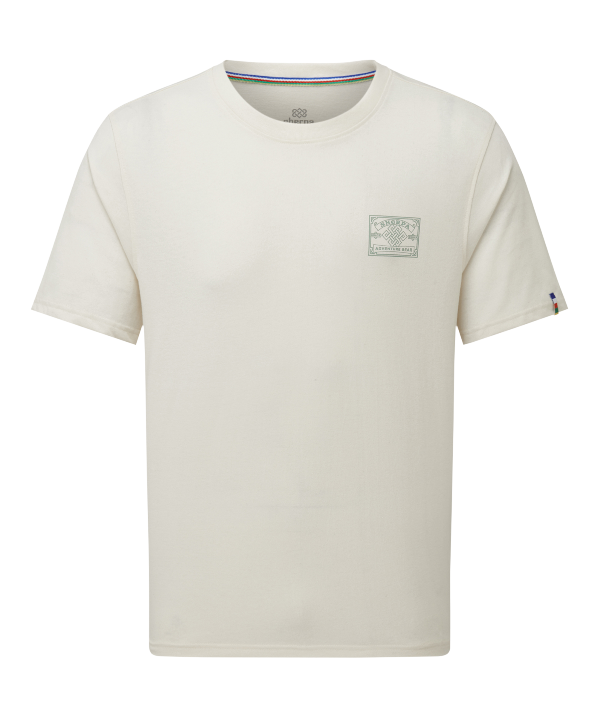 Beiges Herren-T-Shirt mit kleinem Bergsteiger-AufnŠher auf der Brust auf wei§em Hintergrund