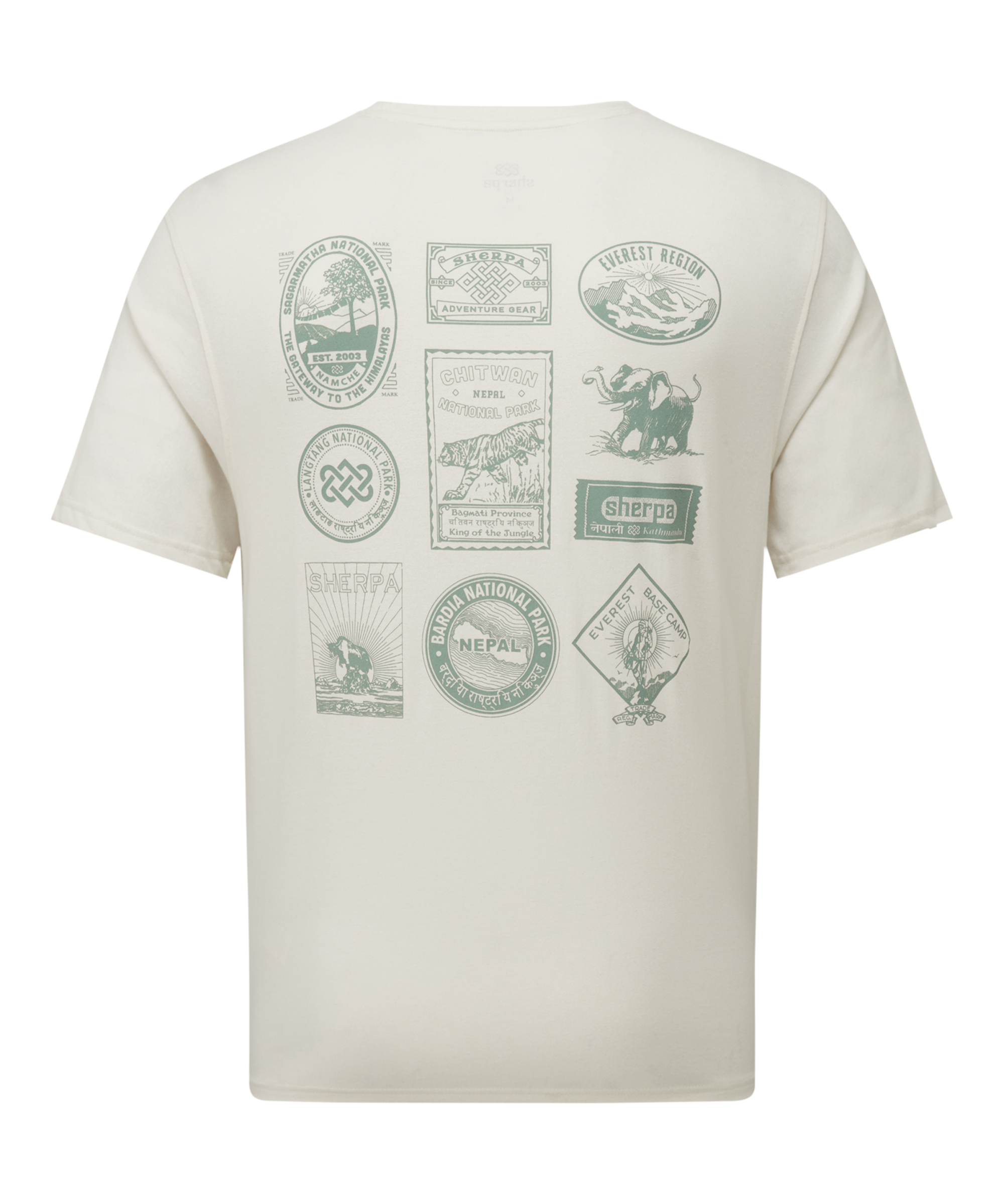 Wei§es Herren-T-Shirt mit grŸnen Bergsteiger-AufnŠhern auf dem RŸcken auf wei§em Hintergrund