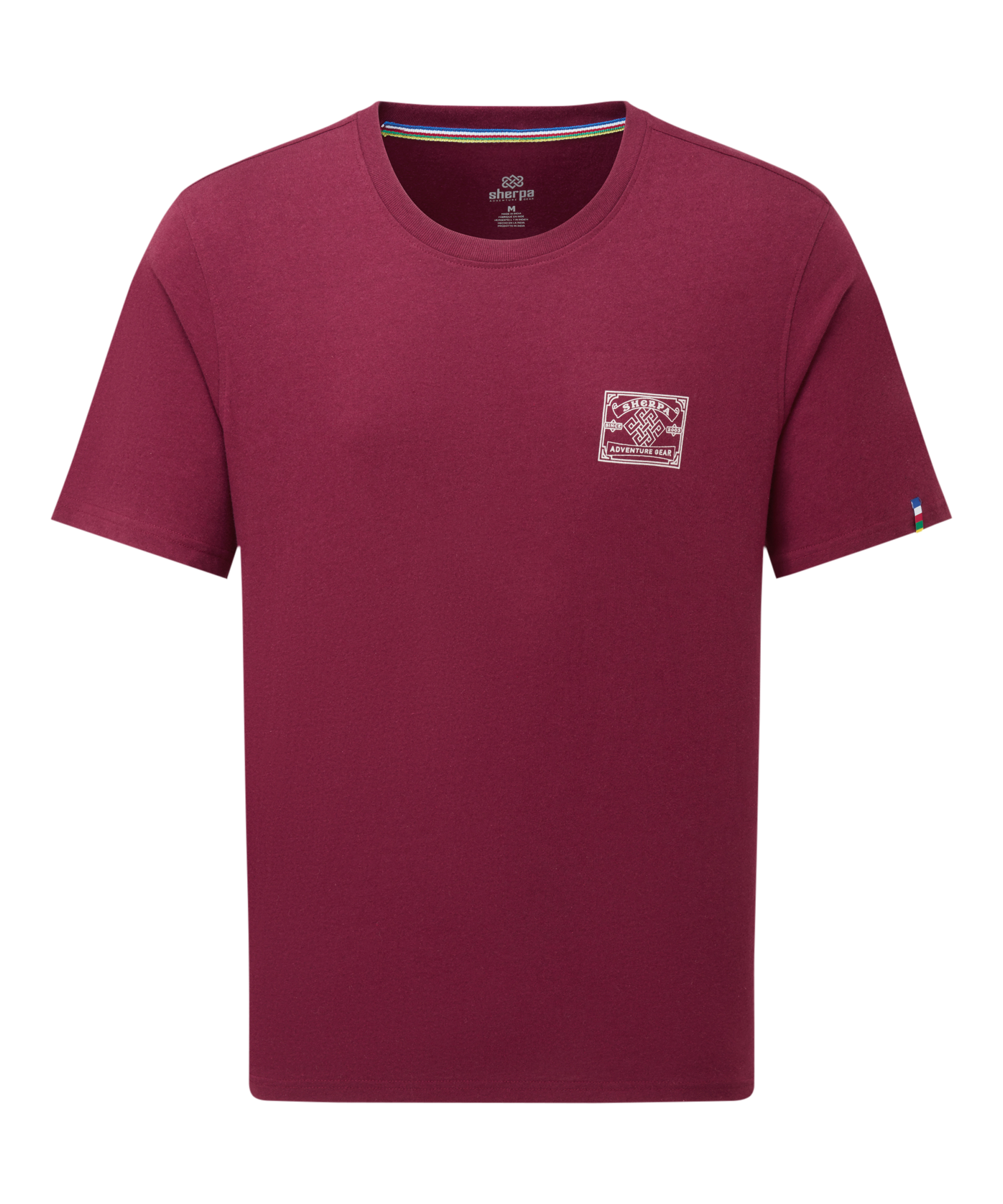 Maroonfarbenes Herren-T-Shirt mit kleinem Bergsteiger-AufnŠher auf der Brust auf wei§em Hintergrund