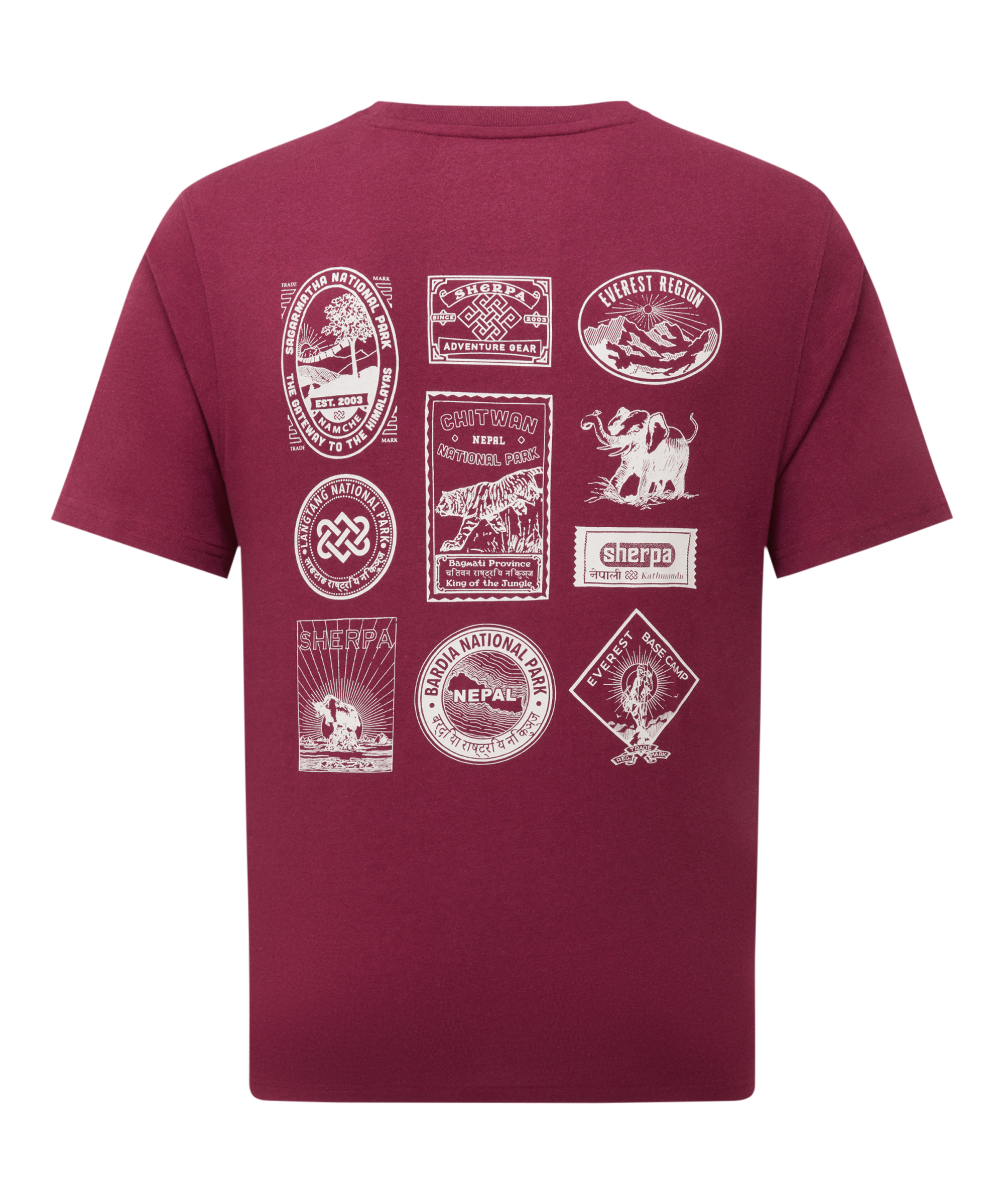Maroonfarbenes Herren-T-Shirt mit 10 wei§en traditionellen Bergsteiger-AufnŠhern auf dem RŸcken auf wei§em Hintergrund