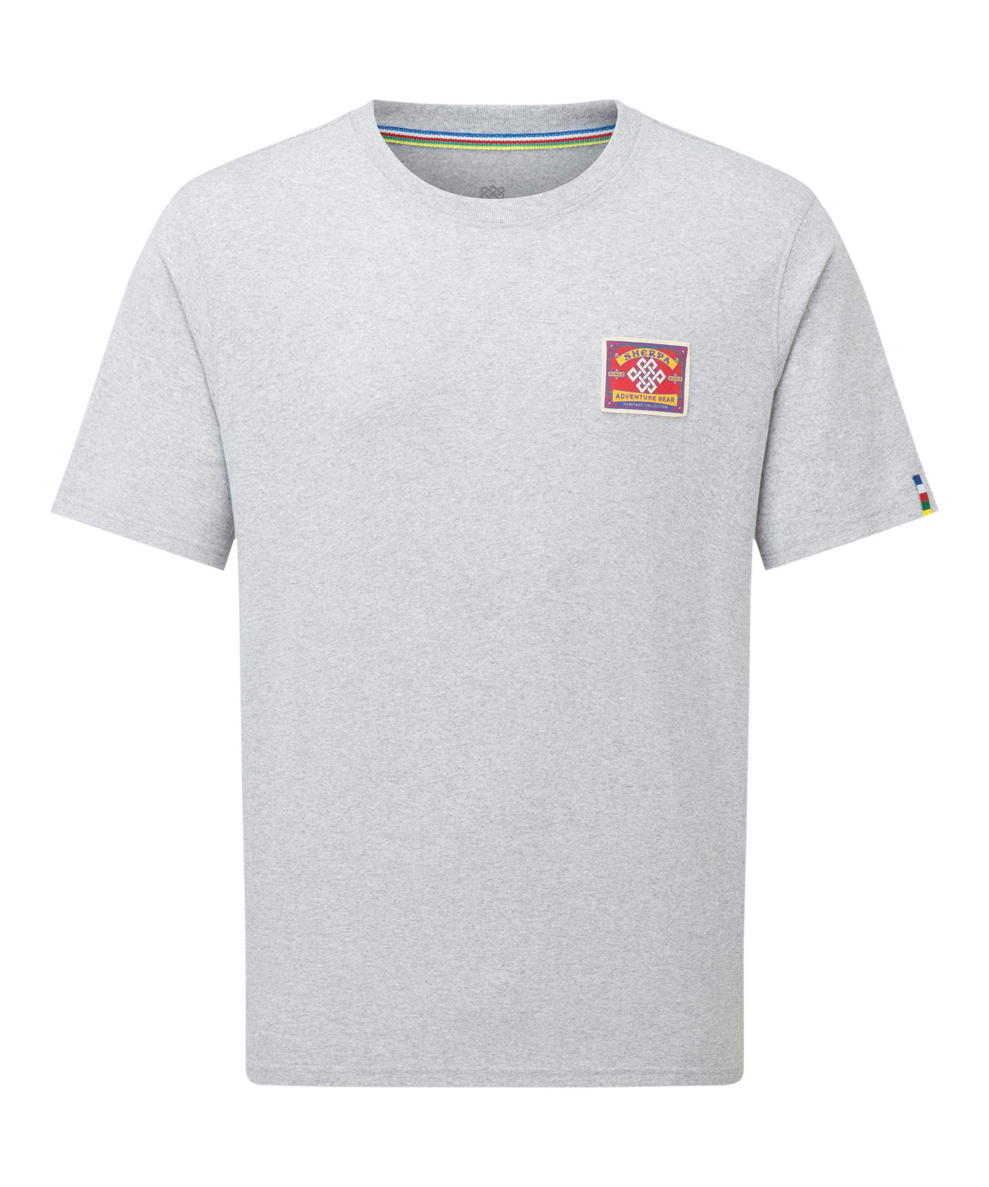 Wei§es Herren-T-Shirt mit rotem Bergsteiger-AufnŠher auf der Brust auf wei§em Hintergrund