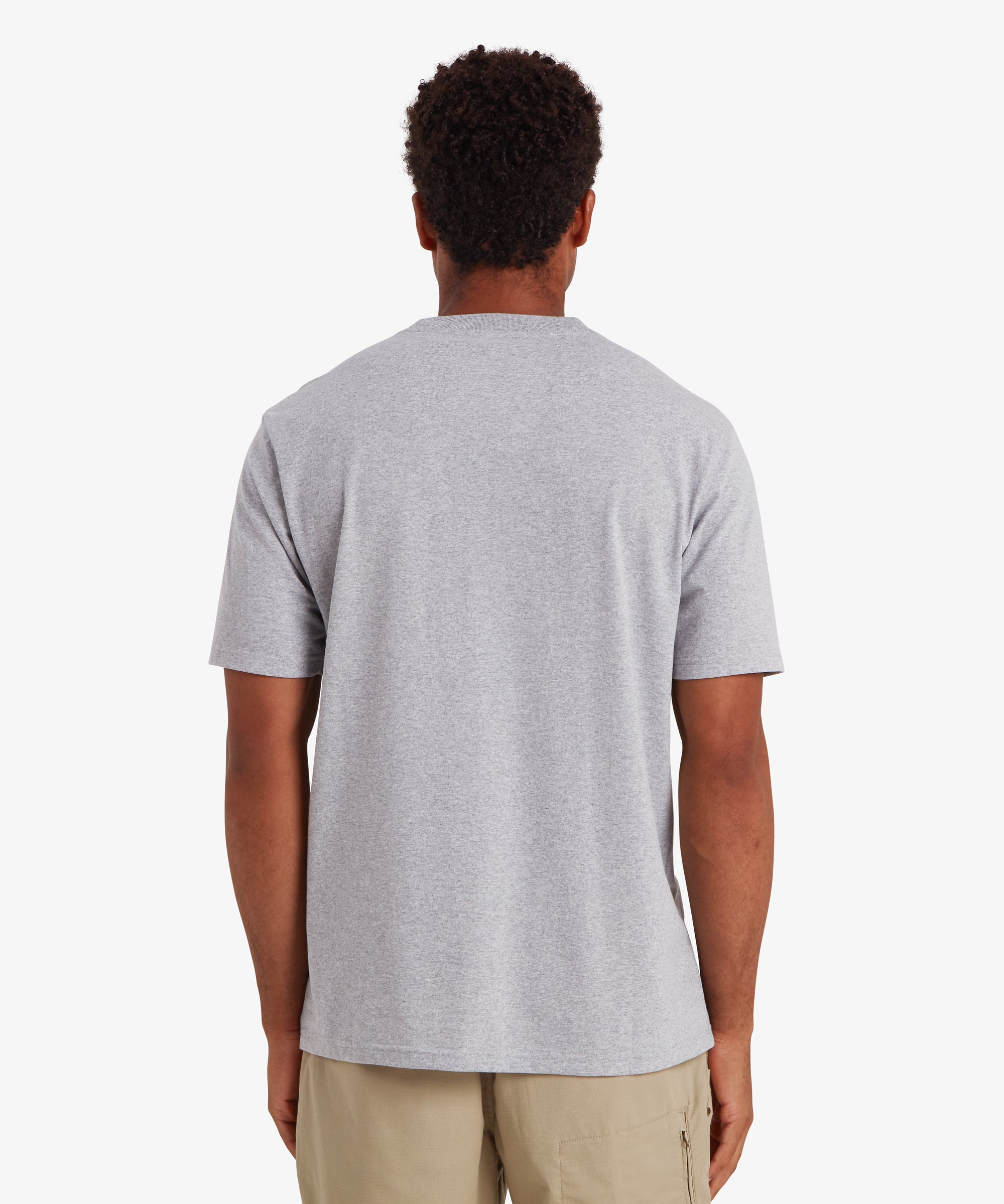 RŸckansicht eines Mannes, der ein graues Kurzarm-T-Shirt trŠgt. Das T-Shirt wird mit einer beigen Shorts mit einer Rei§verschlusstasche auf der rechten Seite kombiniert. Der Mann steht vor einem wei§en Hintergrund, die HŠnde an den Seiten.