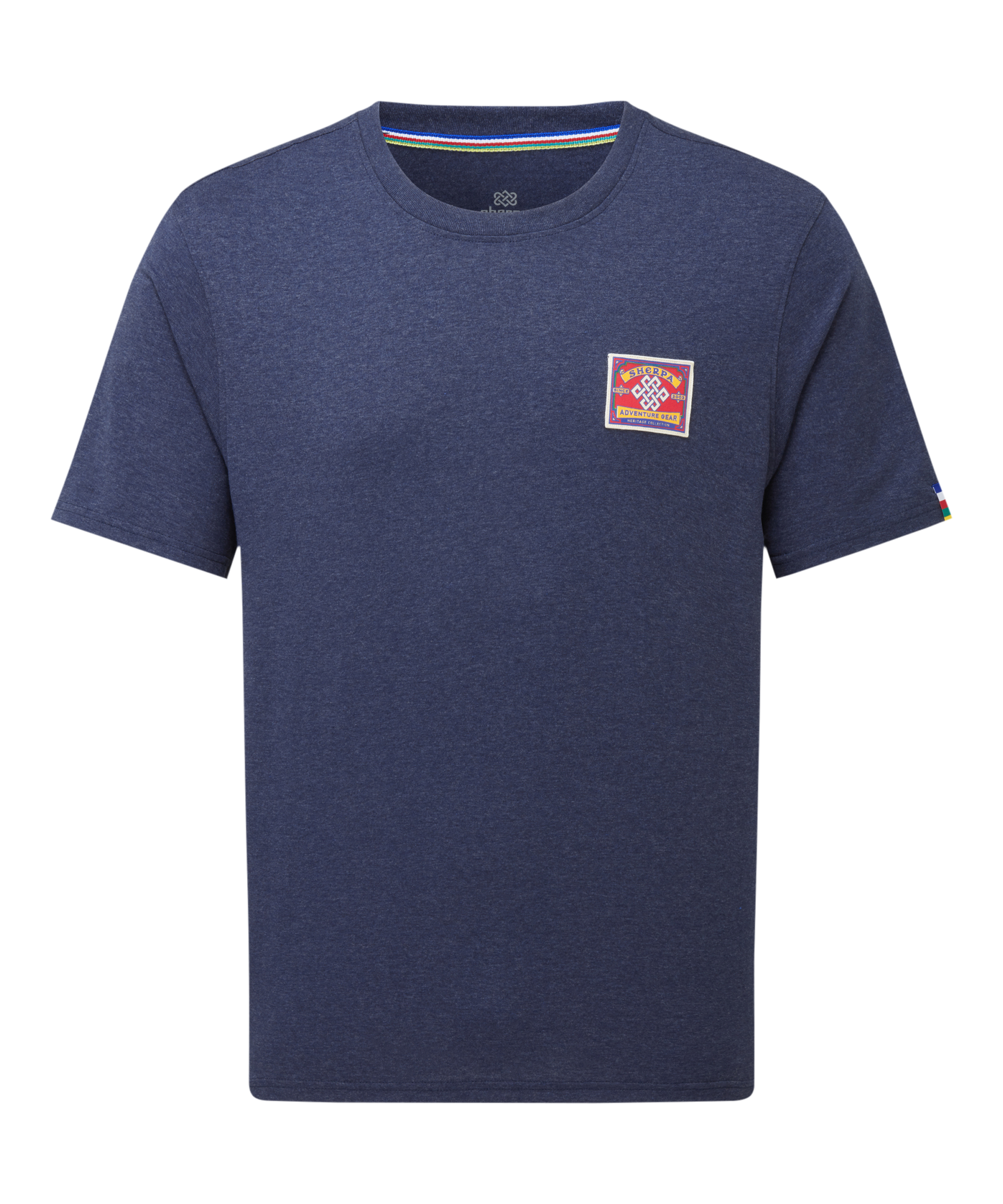 Blaues Herren-T-Shirt mit einem kleinen roten AufnŠher auf der Brust vor wei§em Hintergrund