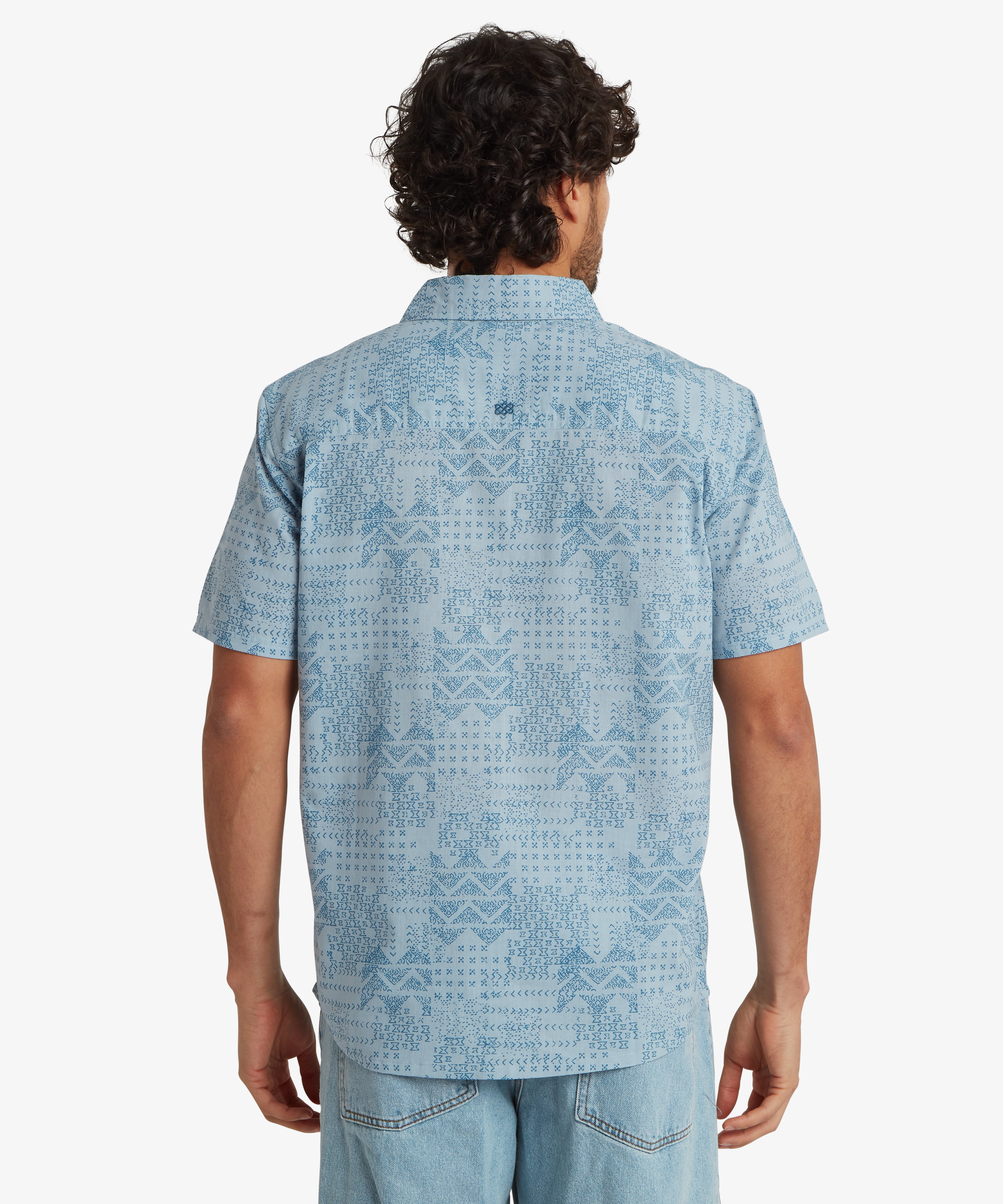 Puja Kurzarmhemd in Dark Sky mit hellblauem geometrischem Muster
