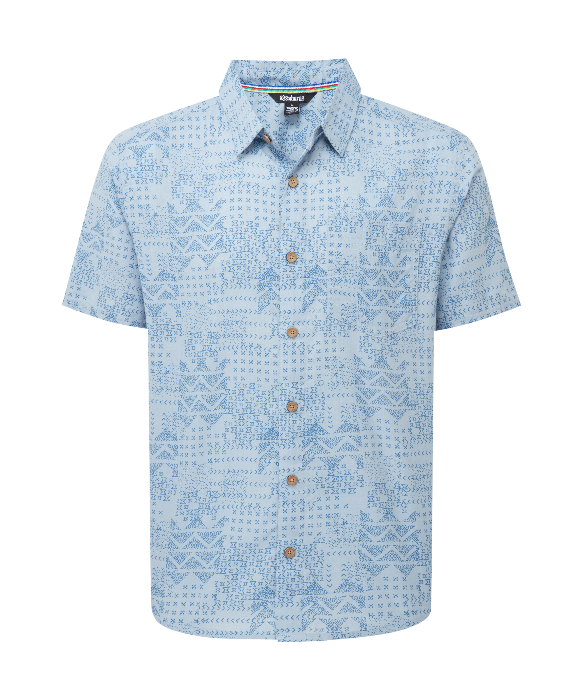 Blaues Herren-Shirt mit geometrischem Muster auf wei§em Hintergrund