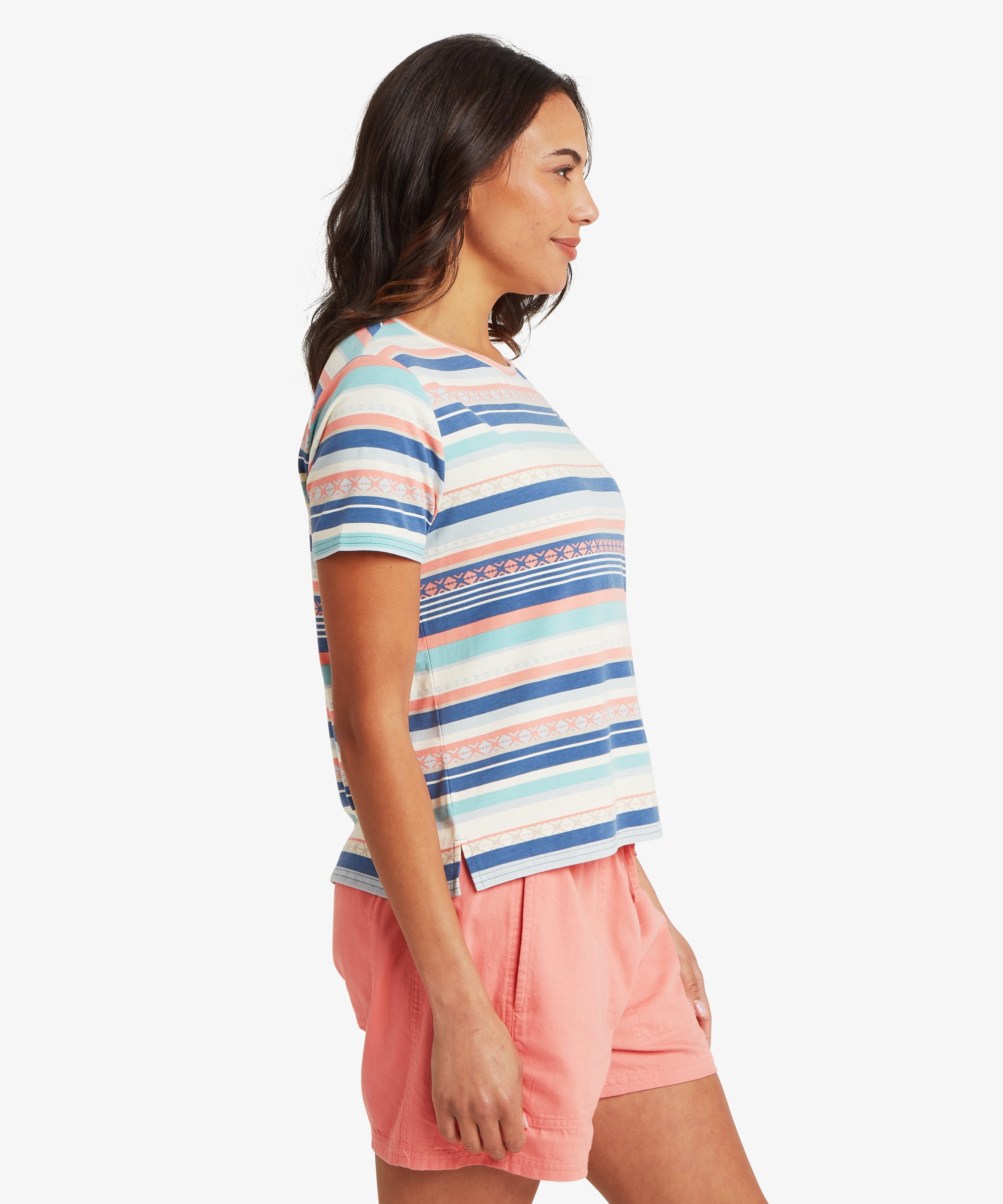 Seitenansicht eines locker sitzenden Kurzarm-T-Shirts mit horizontalen Streifen in Pastellblau, Rosa, Koralle und Creme, kombiniert mit lockeren korallenroten Shorts mit Kordelzug. Das T-Shirt hat einen leicht geschwungenen Saum mit kleinen Seitenschlitzen fŸr mehr Bewegungsfreiheit.