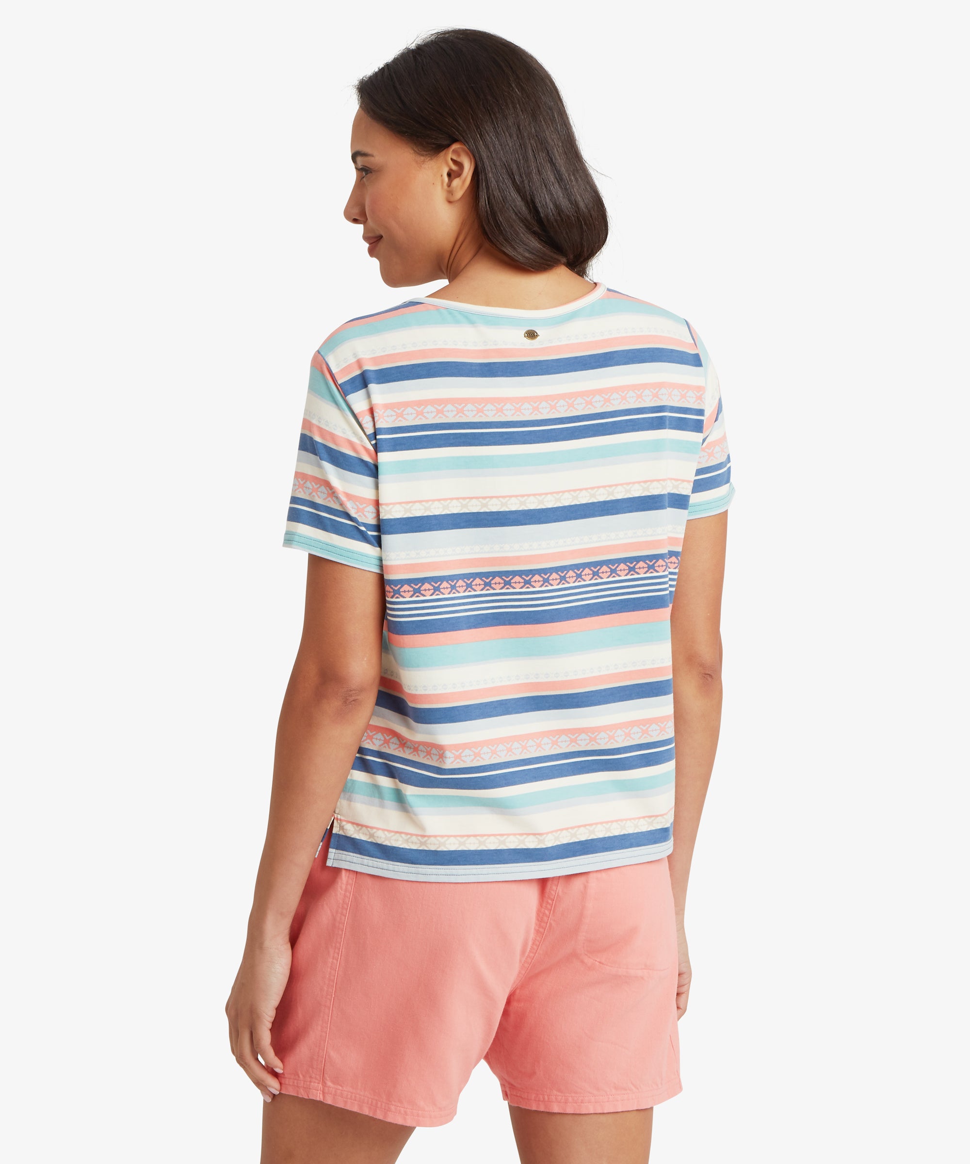 RŸckansicht eines gestreiften pastellfarbenen und blauen Kurzarm-T-Shirts, das zu korallenroten Shorts mit Kordelzug getragen wird.