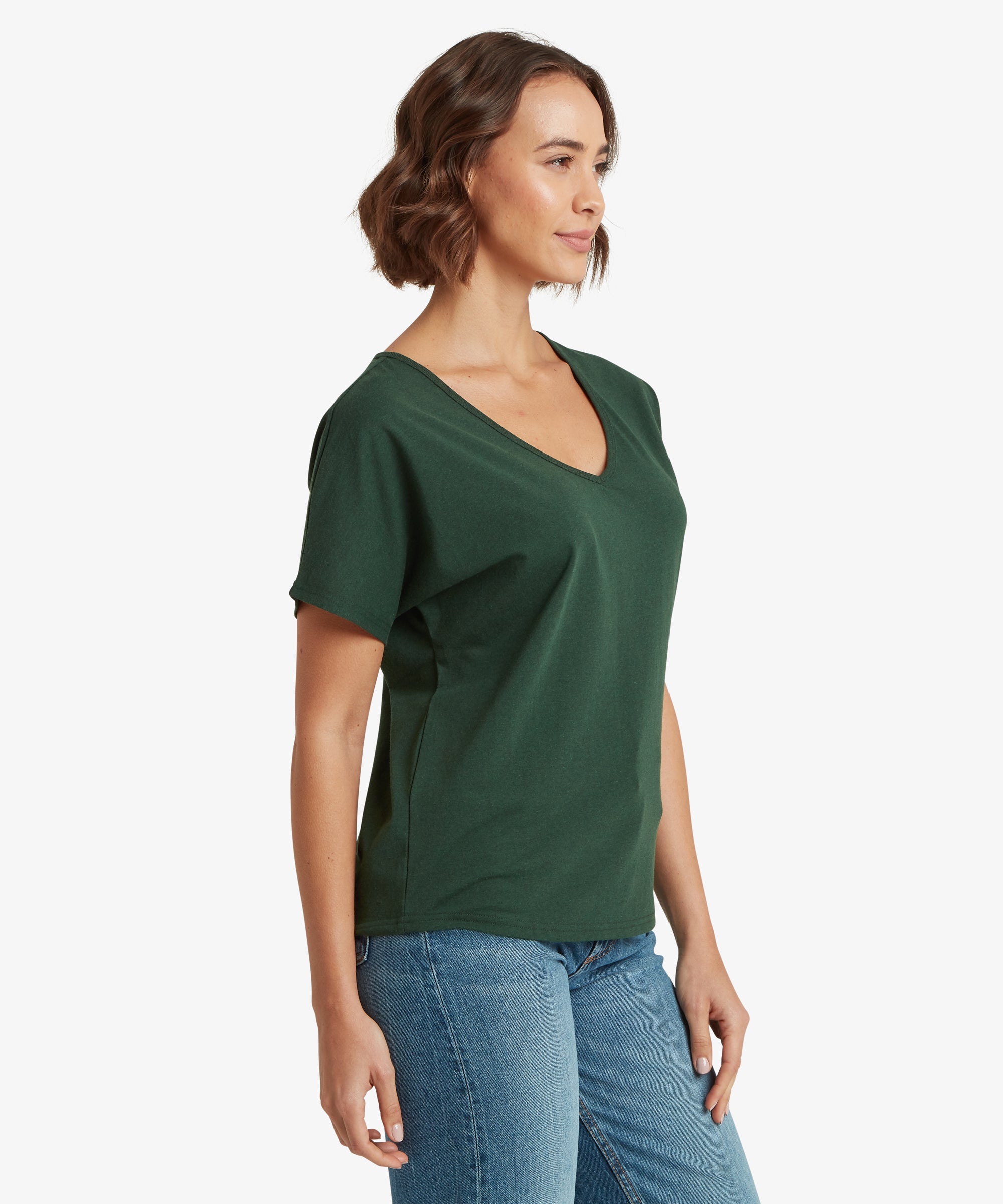 Jutnu V-Neck T-Shirt in Spruce: dark green short-sleeved flowing top